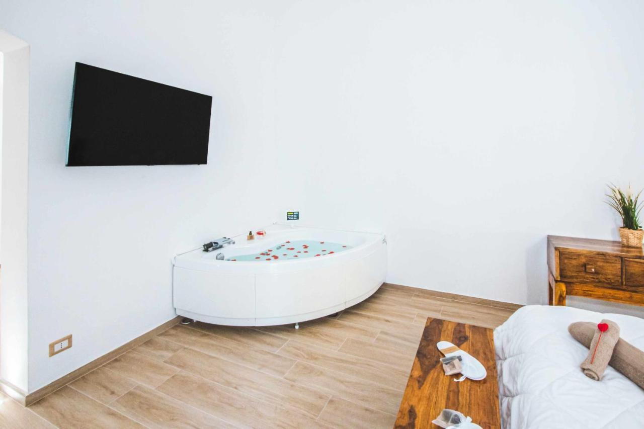 Cas358 Luxury Suite Bari Bagian luar foto