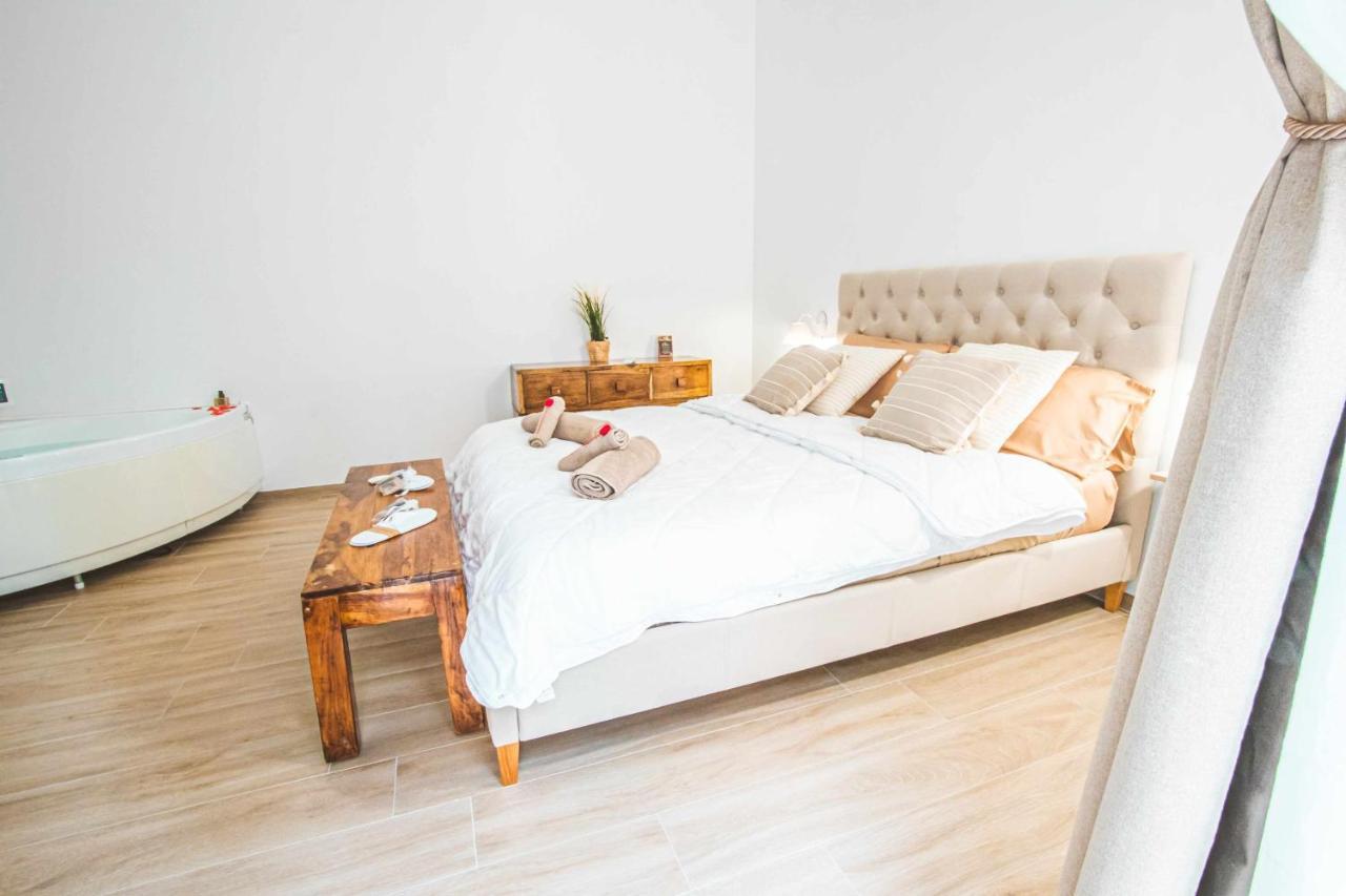 Cas358 Luxury Suite Bari Bagian luar foto